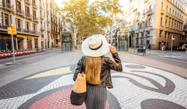 Noia jove caminant per les rambles