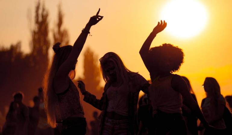 Tres chicas bailando en un festival de música en junio en Barcelona
