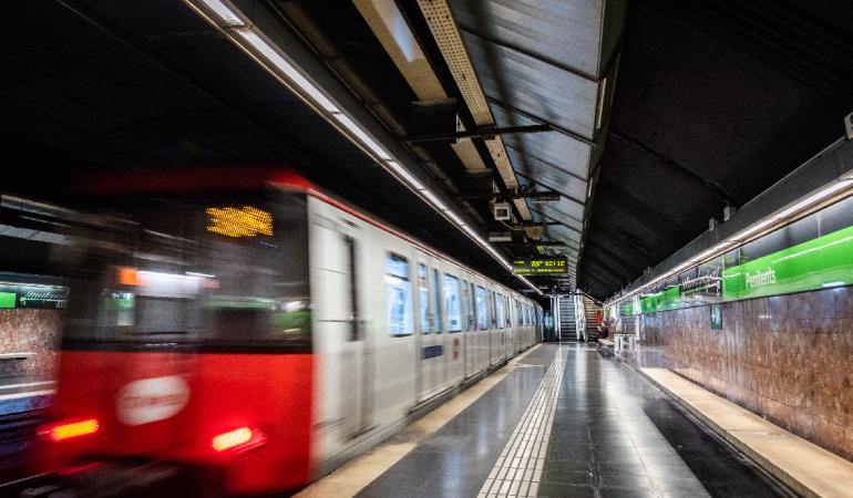 Metro de Barcelona entrant a una parada de la línia verda
