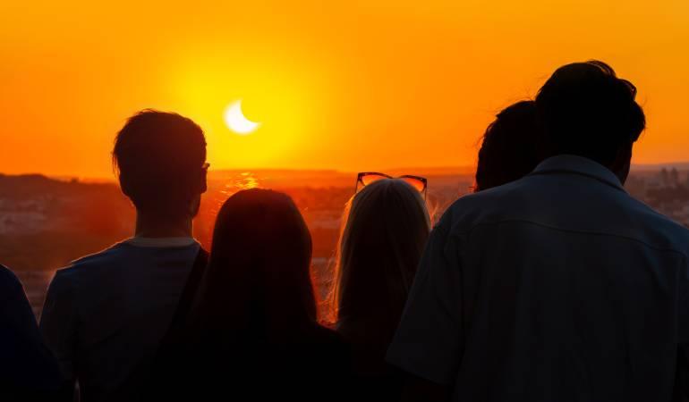 Grupo de amigos mirando el eclipse del 12 de agosto en Barcelona