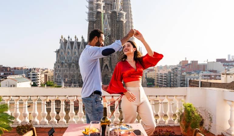 Una pareja bailando delante de la Sagrada Família.