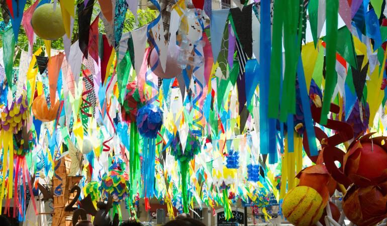 Decoraciones de colores que cuelgan de los árboles