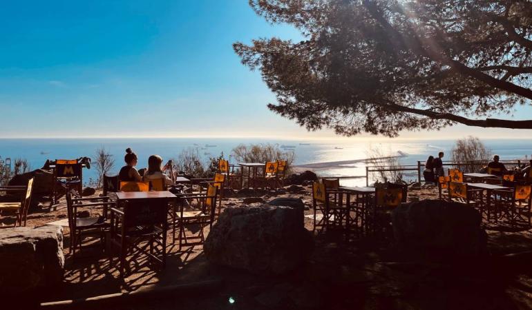 Mirador amb una terrassa i cadires amb vistes al mar