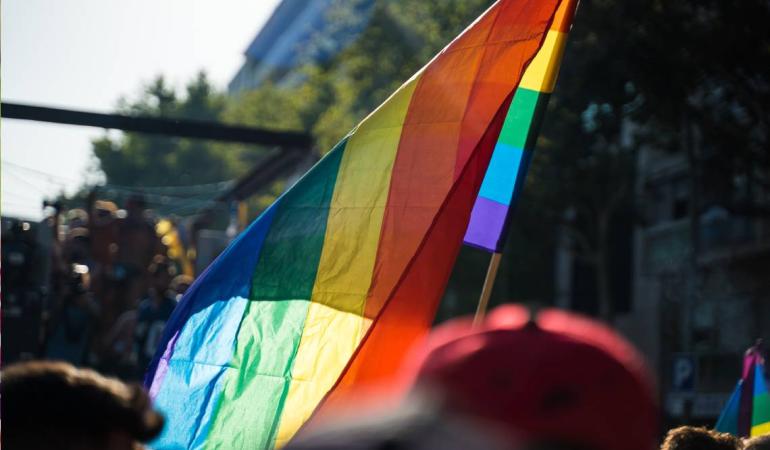 Bandera LGTBIQ+ ondeando en las manifestaciones del Pride en Barcelona