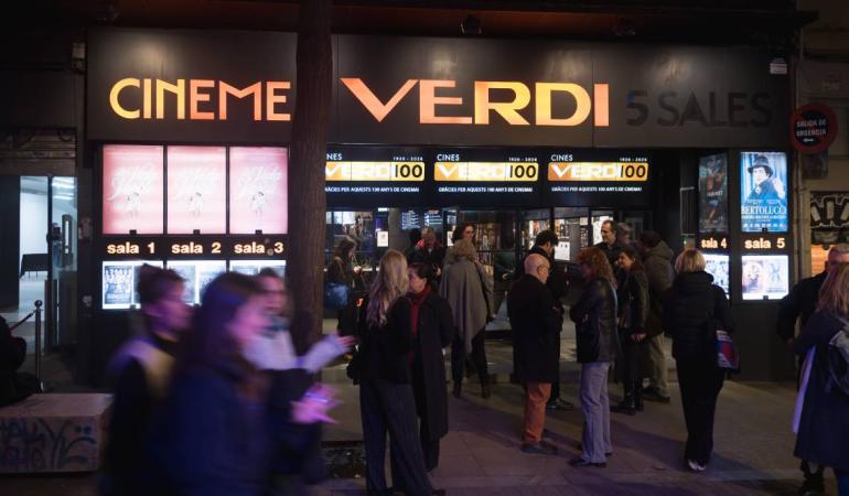 Imatge de l'entrada dels cinemes Verdi, la gent entra ordenadament per veure pel·lícules en versió original a Barcelona.