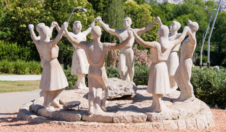 Imagen de una escultura en honor a las sardanas