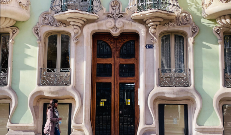 Imatge del portal d'una casa modernista.
